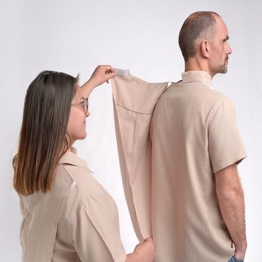Chemise à scratch avec une ouverture dans le dos pour faciliter l’habillage